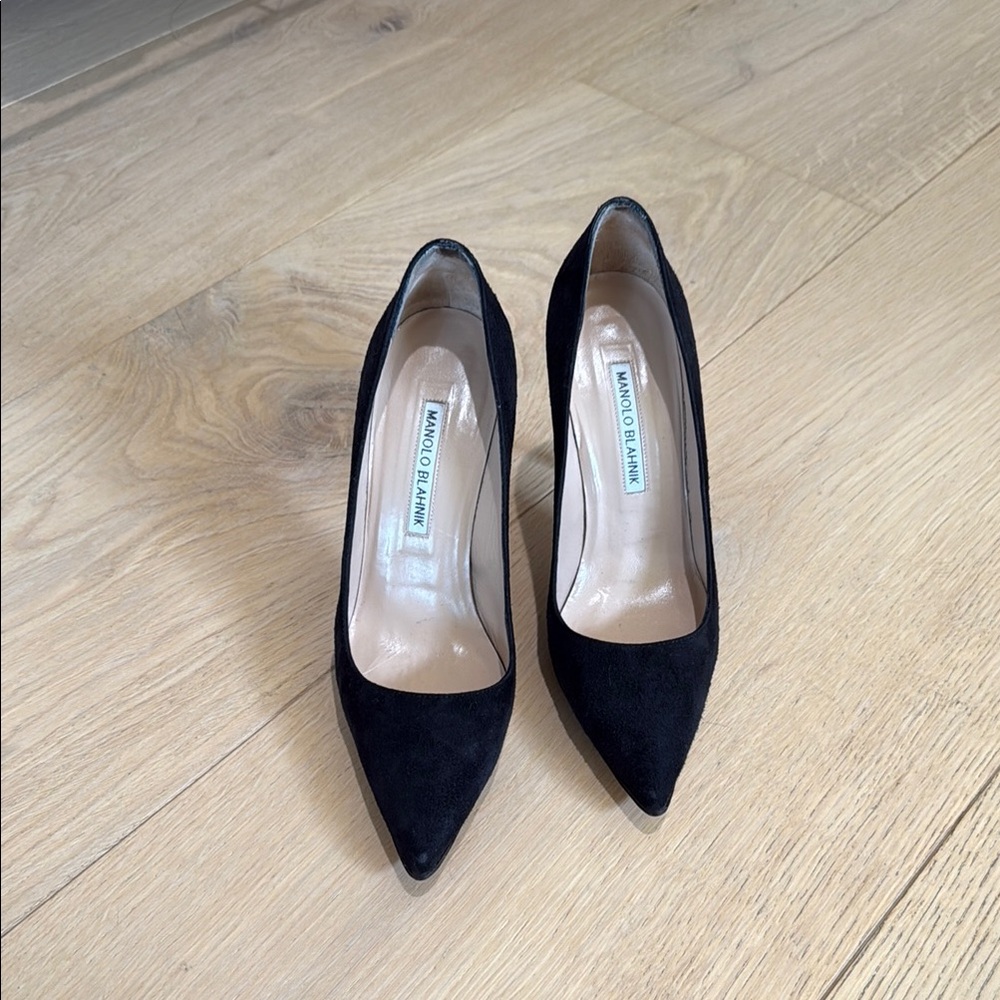 Manolo Blahnik BB 105 Black Suede Pumps in Size 37.5